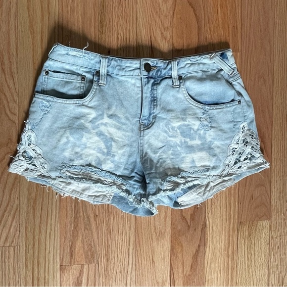 Free People Blue White Cloud Lace Accent Distressed Cut Off Denim Shorts EUC 29 - Picture 1 of 8